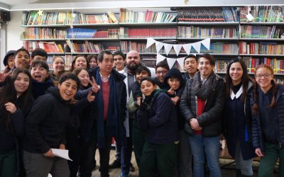 Luis Alberto Tamayo, autor de Caballo loco, campeón del mundo, visitó a los estudiantes de séptimo básico.