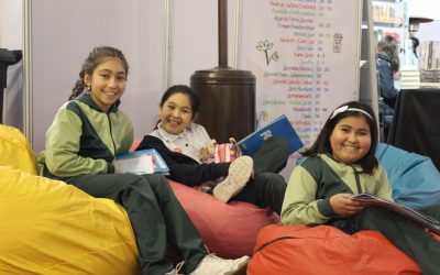 Estudiantes de Enseñanza Básica visitan la Feria del Libro de Infantil y Juvenil de Providencia.