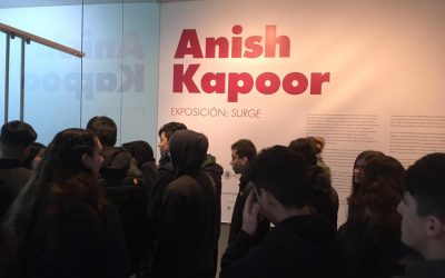 Estudiantes visitan «Surge de Anish Kapoor».