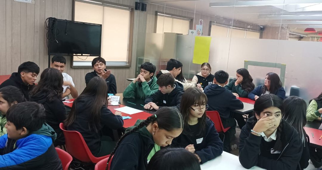 El Centro de Estudiantes, Presidentes y Delegados de Cursos de 4to básico a IV Medio, se reúnen con Dpto. de Formación para Conocer Reglamento Interno y Protocolo de Nuestro Colegio.