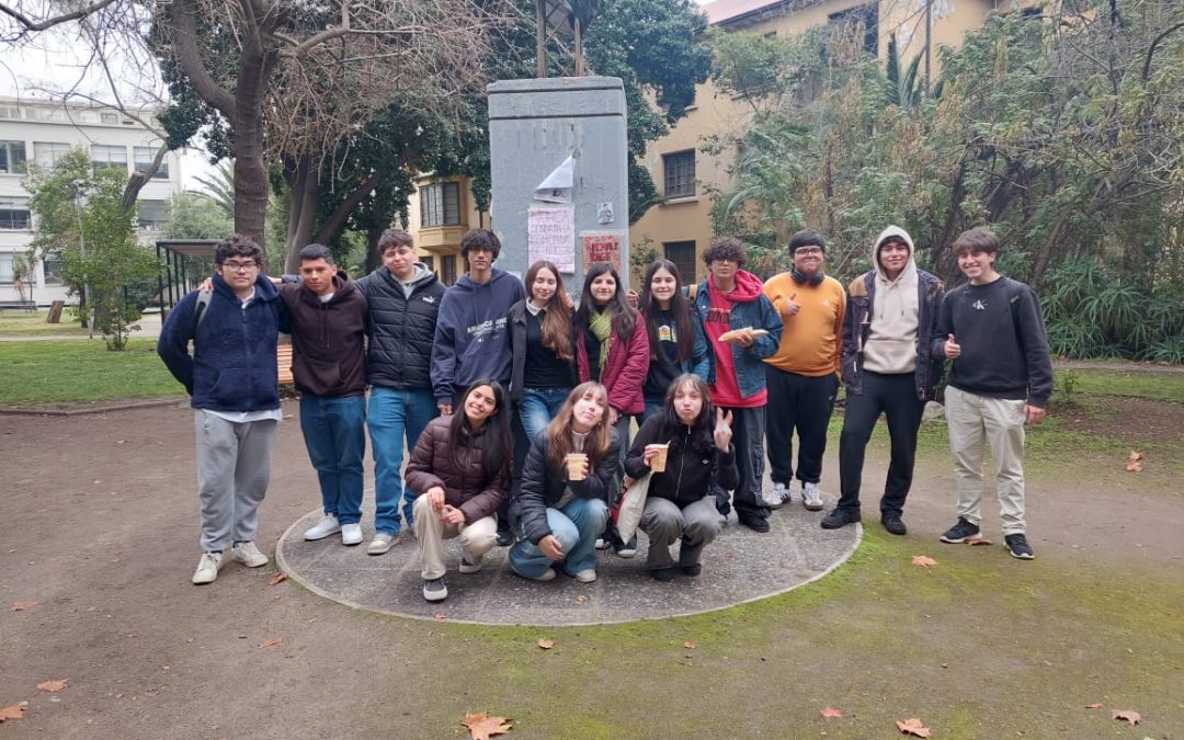 Estudiantes del Colegio Los Nogales estan Participando en las Olimpiadas de Química de la UMCE 2025
