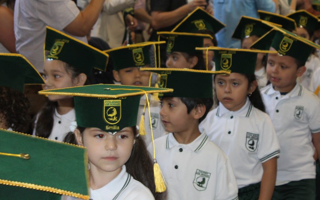 Niños y niñas de Kínder celebran su graduación