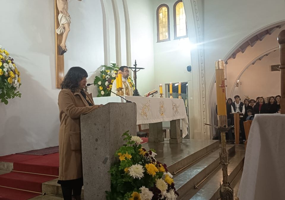 Estudiantes del Colegio Los Nogales, recibierón su Primera Comunión