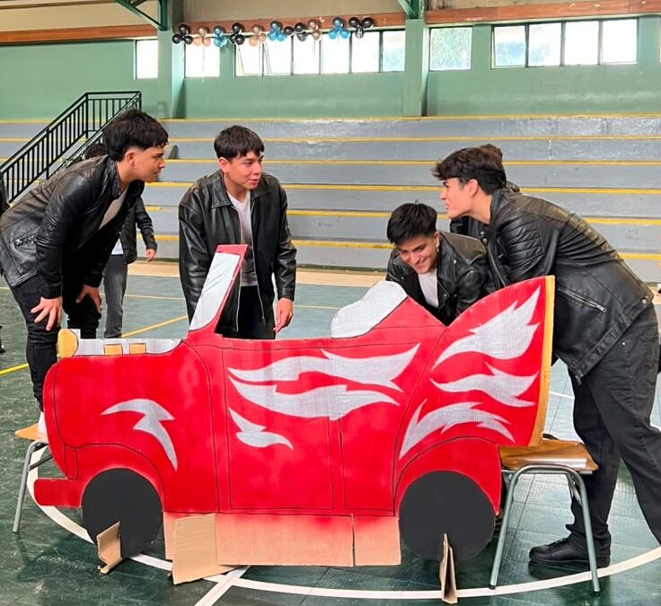 Estudiantes de IV Medio deslumbran con una puesta en escena inspirada en el clásico Grease.